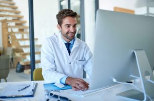 Médico usando sistema hospitalar