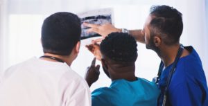 médicos analisando um caso - Saúde baseada em valor